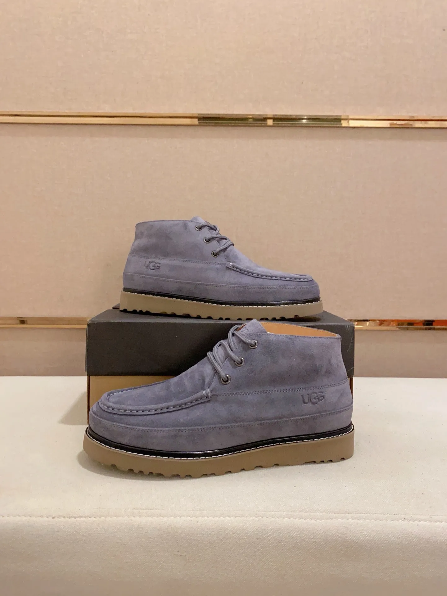 Men's shoes💰: 600💰(high-end goods) UGG❄️❄️Latest model 1:1⃣️quality, fabric: high-end quality first-layer cowhide imported from Europe. Lining: wool lining, sole: pure imported foam outsole. ❤️High-end goods, fine workmanship, trendy and fashionable. The fit is very classy. If you know the goods, you will not be able to refuse😍😍Number of codes: 38-44 (45 is custom-made and cannot be returned or exchanged)